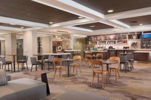 Lounge nebo bar v ubytování Courtyard Greenville-Spartanburg Airport