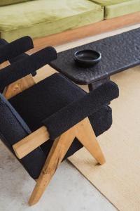 una silla negra sentada junto a una mesa en KA BRU 1100 Boutique Hotel, en Taipu