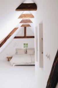 a room with white walls and wooden ceilings at V Bezovém Údolí in Kryštofovo Údolí