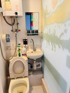 uma pequena casa de banho com WC e lavatório em 嘉應賓館HAKKAS GUEST House em Hong Kong