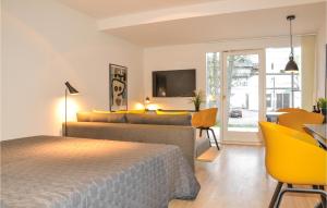 um quarto com uma cama e uma sala de estar em Awesome Studio In Helsingr With Kitchen em Helsingor
