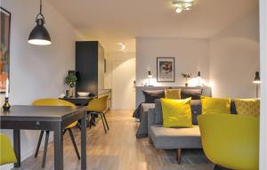 sala de estar con sofá y mesa con almohadas amarillas en Awesome Studio In Helsingr With Kitchen, en Helsingør