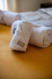 Una toalla está en una cama en SANTA GENOVEVA 1 DORMITORIO con EXCELENTES VISTAS A LA CIUDAD DE NEUQUEN en Neuquén