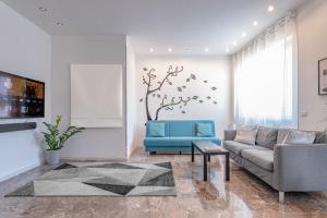 un soggiorno con divano e un albero appeso al muro di Roby' s house a Viterbo