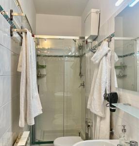 een badkamer met een douche, een toilet en een wastafel bij Sweet Home Florence in Florence