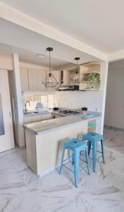 Una cocina o zona de cocina en Se renta apartamento hermoso amoblado en Ibague sector picaleña