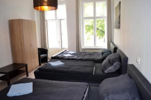 een kamer met 3 bedden en een raam bij Apartment für Familien, Freunde oder größere Gruppen bis zu 8 Personen in der Nähe des Berliner Hauptbahnhofs in Berlijn