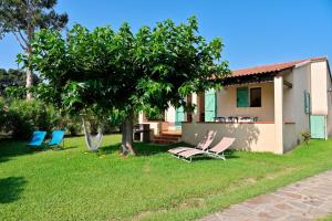 un grupo de sillas en un patio junto a una casa en Pinea Mare, en Poggio-Mezzana