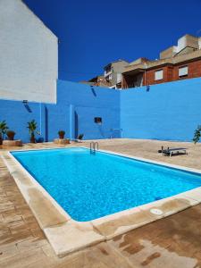 - une piscine au milieu d'un bâtiment dans l'établissement El Recreo, private Pool & Bbq, à Godelleta