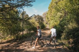 un homme et une femme avec des vélos sur un sentier dans l'établissement Hotel Fonte Santa, à Monfortinho