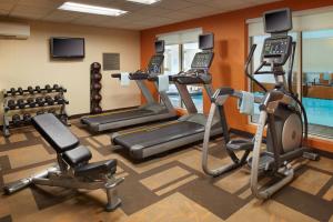 a gym with cardio machines and a swimming pool at Courtyard Cleveland Independence in Independence