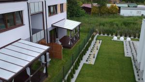 een luchtzicht op een huis met een tuin bij Lavanda Apartamenty in Chłopy