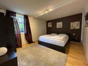 a bedroom with a large bed and a window at Central Nicolas Apartment Nr6 Stavanger 4 rooms in Stavanger