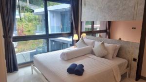 Postel nebo postele na pokoji v ubytování B505-top Floor Pool View 1 Br At Ao Nang Beach