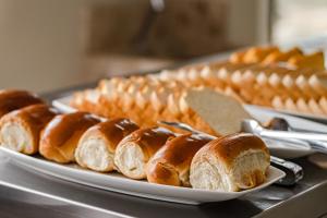 a tray of buns sitting on a table at Falcão Hotel Arapiraca in Arapiraca