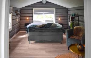 um quarto com uma cama, um sofá e uma cadeira em 4 Bedroom Nice Home In Hemsedal em Hemsedal