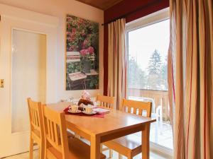 comedor con mesa, sillas y ventana en Ferienwohnung Hartwimmer - Chiemgau Karte, en Inzell