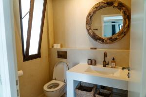 uma casa de banho com um lavatório, um WC e um espelho. em "Grand Bleu" Villa direkt am Meer em La Seyne-sur-Mer