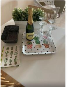 - une bouteille de champagne assise sur une table avec des verres dans l'établissement Hacienda de Alamo / Casa Veraneo, à Fuente-Álamo de Murcia