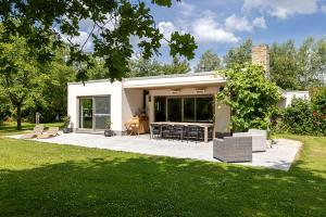 une maison avec un jardin et une terrasse dans l'établissement Vakantiewoning Blijbos, à Oostkamp