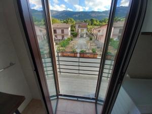 una vista desde la ventana de un edificio en Monolocale Plus, en Monticchio