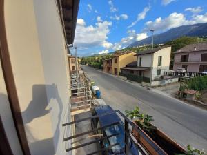 vistas a la calle desde el balcón de una casa en Monolocale Plus, en Monticchio