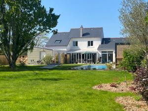 a house with a swimming pool in a yard at Le Céladon in Larçay