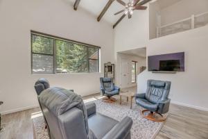 salon z 2 krzesłami i telewizorem w obiekcie Modern Alpine Cabin 3 Miles to Ski Cloudcroft w mieście Cloudcroft