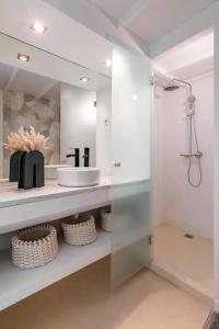 a white bathroom with a sink and a mirror at Beautiful and cosy flat La Latina-Rastro-IZQ in Madrid