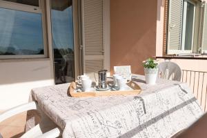 een tafel met een theeservies erop bij Portuense1499 in Ponte Galeria