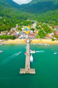 una vista aérea de un muelle con barcos en el agua en Hostel Blue Lagoon, en Abraão