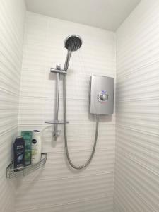 una ducha en la esquina de un baño en Guest House in Mykolaiv, en Mykolaiv