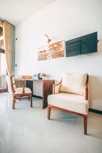 un soggiorno con un divano e una poltrona di Samudra Beach Resort a Tangalle