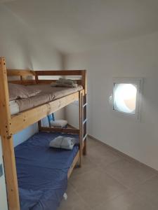 a room with two bunk beds and a window at Brezza di mare in Punta Secca