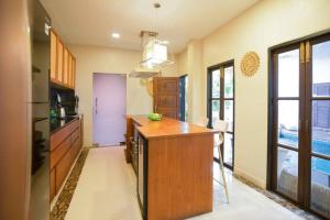 een keuken met een houten eiland in een kamer bij Unparalleled pool villa in Bangkok