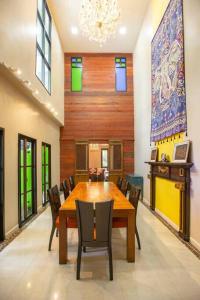 een eetkamer met een houten tafel en stoelen bij Unparalleled pool villa in Bangkok