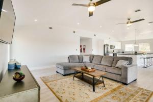 Galeriebild der Unterkunft Spacious San Jacinto River Home with Waterfront Deck in Houston