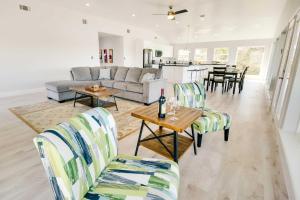 Galeriebild der Unterkunft Spacious San Jacinto River Home with Waterfront Deck in Houston