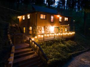 una casa con luces delante de ella por la noche en The Eagle's Nest Mountain Cabin Gatlinburg, en Gatlinburg