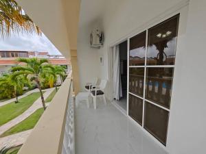 un balcón de una casa con vistas a un patio en DulceVilla_en la playa en Boca Chica