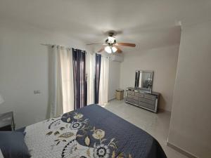 a bedroom with a bed and a ceiling fan at DulceVilla_en la playa in Boca Chica