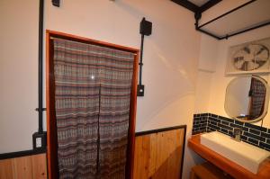 那覇市にあるGRANDPA'S HOUSE Barchanchi - Vacation STAY 53569vのバスルーム(シャワーカーテン、シンク付)