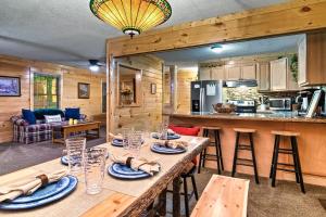 una cucina e un soggiorno con tavolo in una cabina di The Eagle's Nest Mountain Cabin Gatlinburg a Gatlinburg