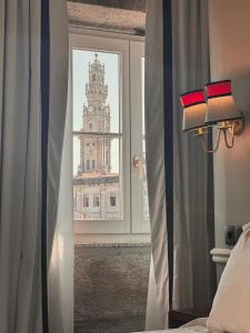 um quarto com uma janela com vista para um edifício em GRANDE HOTEL PARIS by STAY HOTELS em Porto