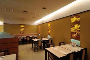 d'une salle à manger avec des tables et des chaises. dans l'établissement Hiroshima Airport Hotel, à Mihara