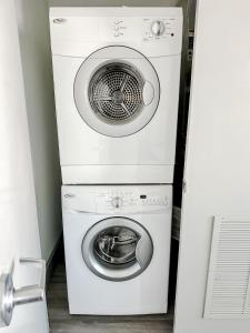 una lavadora y secadora blancas en una habitación en Sleepover High-end Downtown Springfield Apartments, en Springfield
