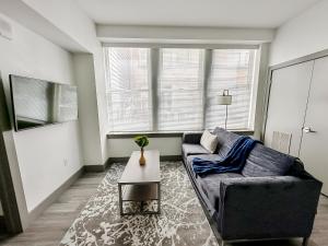 een woonkamer met een bank en een tafel bij Sleepover High-end Downtown Springfield Apartments in Springfield