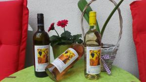 Nápoje v ubytování Gästehaus und Weinbau Zur Wiederkehr Strudler