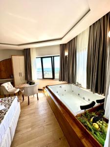 une chambre d'hôtel avec une grande baignoire au milieu de la pièce dans l'établissement Newalla Hotel Old City, à Istanbul
