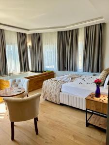Cette chambre comprend un grand lit, une table et des chaises. dans l'établissement Newalla Hotel Old City, à Istanbul